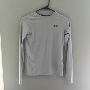 I’m selling this light gray under armor compression long sleeve T-shirt